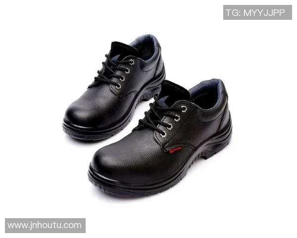 足球明星穿搭揭秘黑色鞋子如何成为场上风格的关键元素 足球明星穿搭揭秘黑色鞋子如何成为场上风格的关键元素