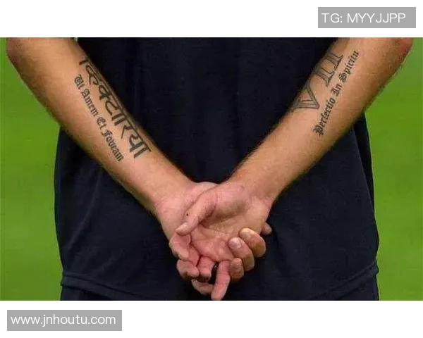 足球明星身上的纹身背后隐藏的故事与情感揭秘 足球明星身上的纹身背后隐藏的故事与情感揭秘